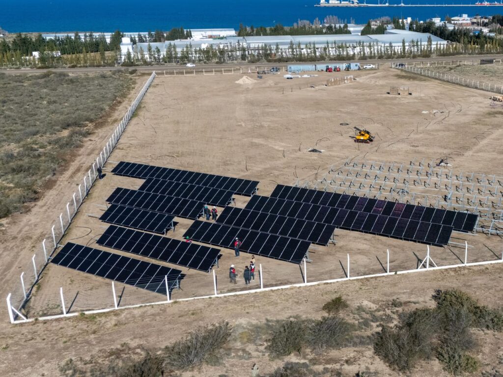 Álvarez Castellano y Torres destacaron los avances de las obras del Parque Fotovoltaico que CONARPESA construye en Madryn
